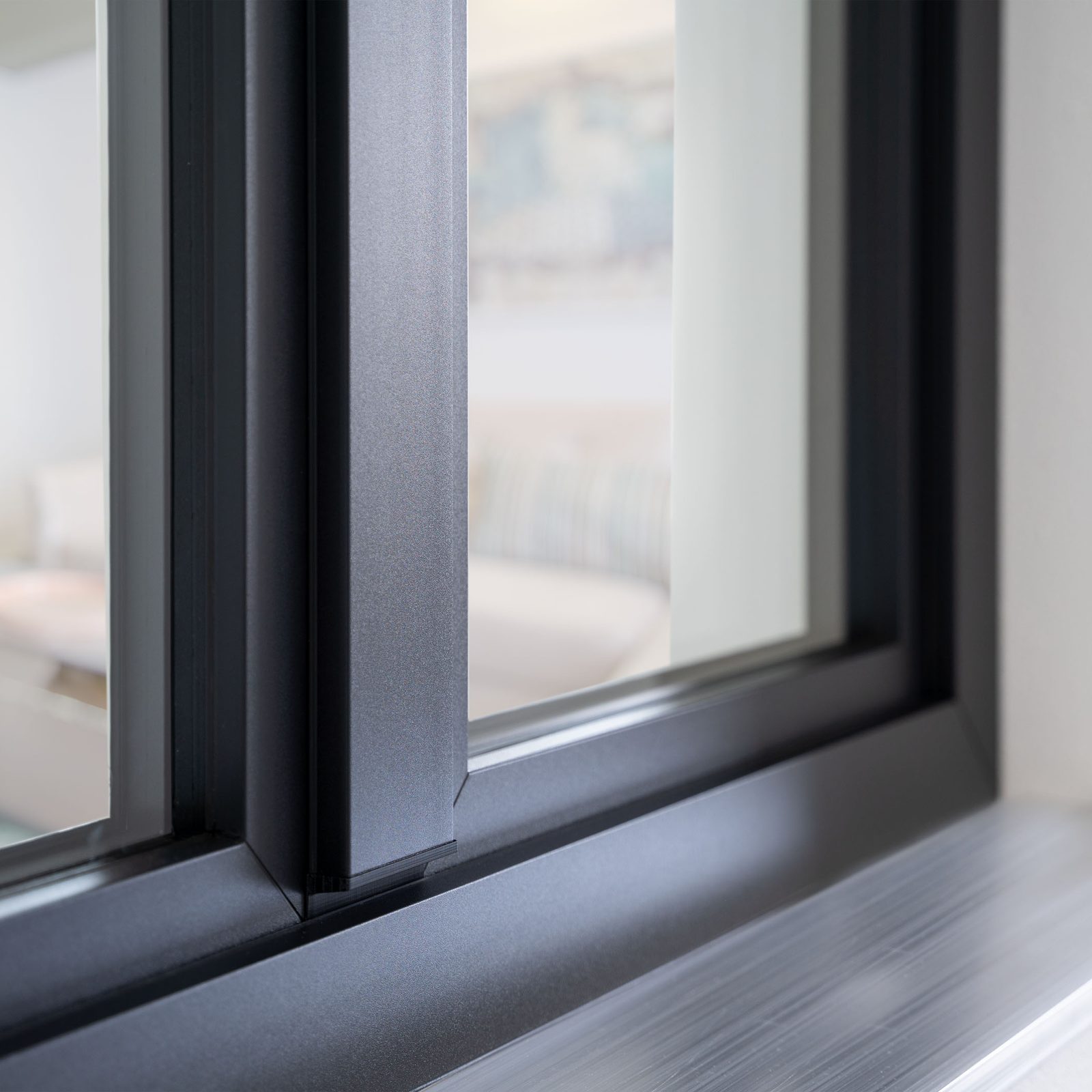 Detalj antracit Gealan Linear prozora u svetlom enterijeru